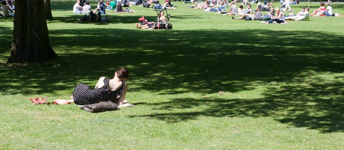 St. Stephens Green in Dublin in the Sun I @SatuVW I Destination Unknown