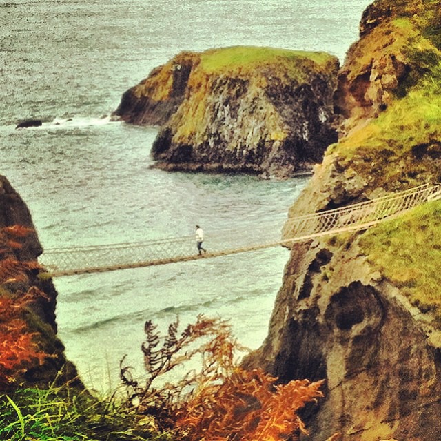 Carrick-a-Rede rope bridge in Northern Ireland via Instagram I @SatuVW I Destination Unknown