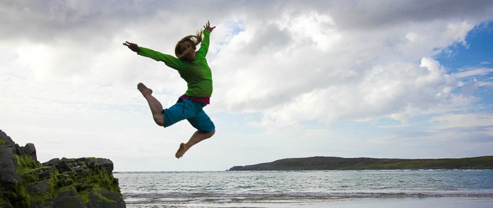 Jumping out of joy along the Wild Atlantic Way I @SatuVW I Destination UNknown